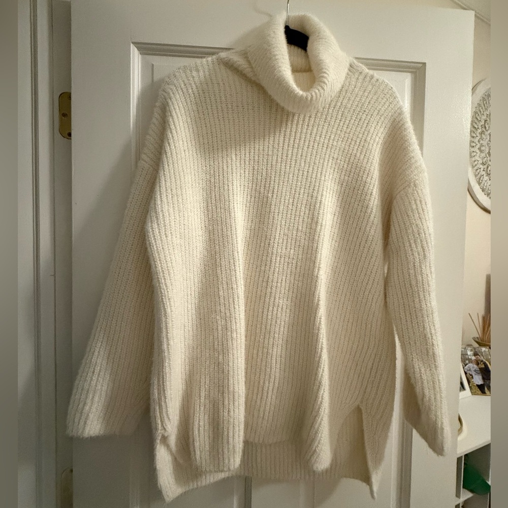 White Oversized Turtleneck Sweater — Abercrombie & Fitch — size S